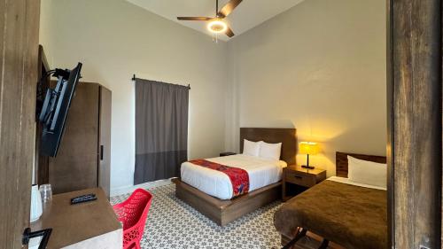 1 queen bed, 1 twin bed