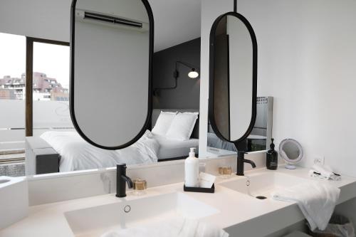 King Room with Spa Bath image 8