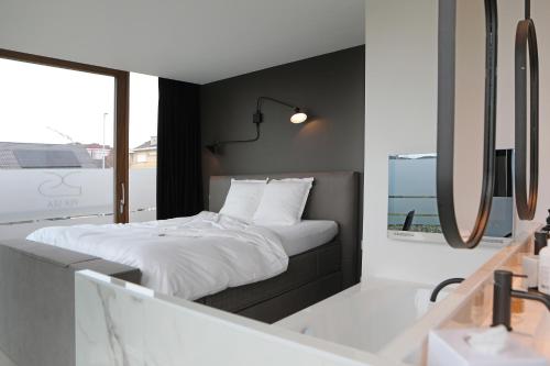 King Room with Spa Bath image 7