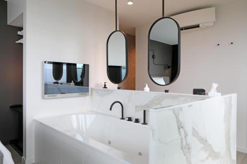 King Room with Spa Bath image 6