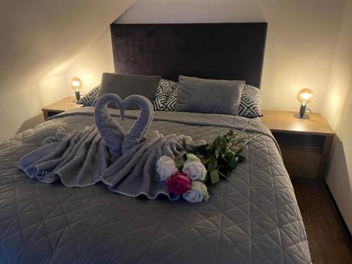 1 double bed, 1 twin bed