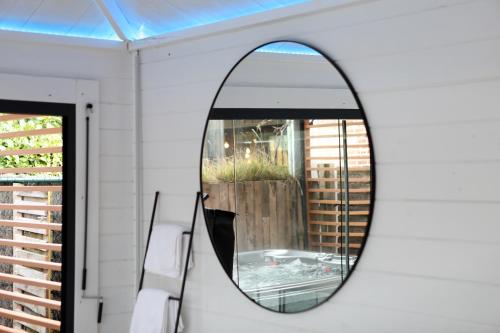 King Room with Spa Bath image 6