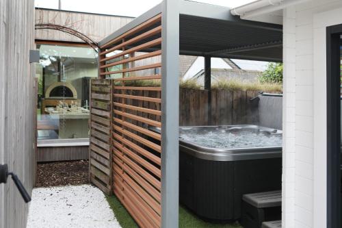 King Room with Spa Bath image 9