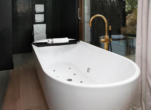 King Room with Spa Bath image 10