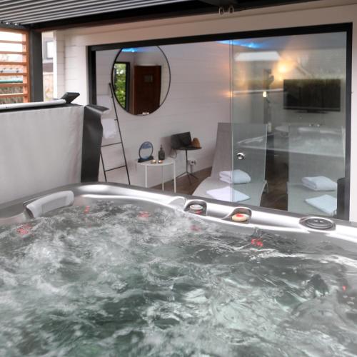King Room with Spa Bath image 3