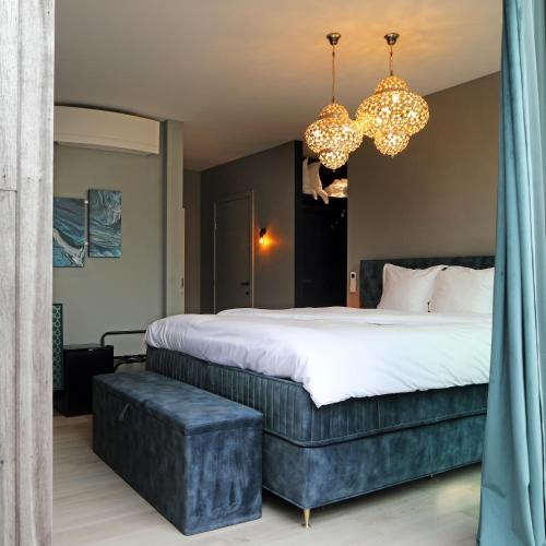 King Room with Spa Bath image 10