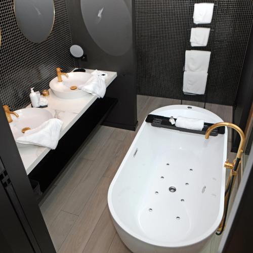 King Room with Spa Bath image 9