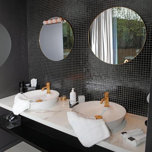 King Room with Spa Bath image 8