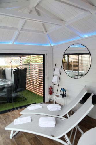 King Room with Spa Bath image 7