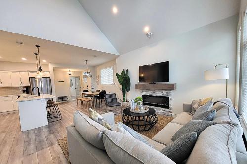 White Sand Meadow Cottage By The Beach #53 in Osoyoos, Canada