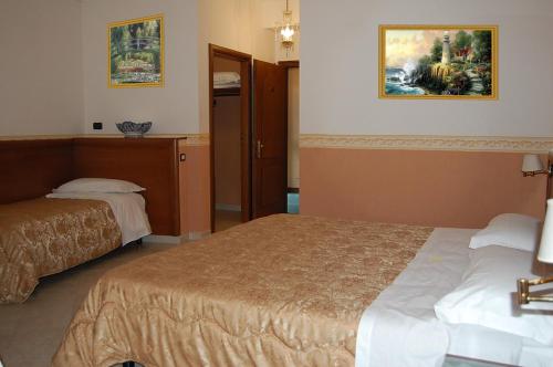 3 twin beds