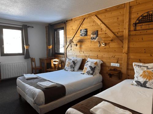 1 double bed, 1 twin bed, 1 bunk bed