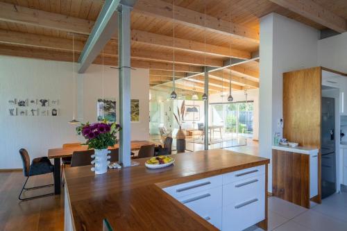 Luxurious villa with the best facilities at the foot of the Constantia Valley - main image