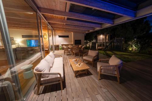 Luxurious villa with the best facilities at the foot of the Constantia Valley - image 3