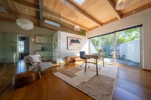 Luxurious villa with the best facilities at the foot of the Constantia Valley - image 9