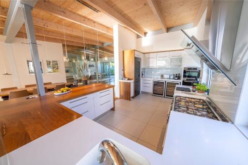 Luxurious villa with the best facilities at the foot of the Constantia Valley - image 10