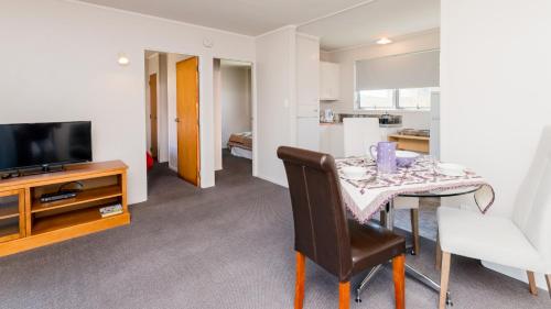 Te Tiriti Units Stop at Te Tiriti Units to discover the wonders of Bay of Islands. Offering a variety of facilities and services, the hotel provides all you need for a good nights sleep. All the necessary facilities