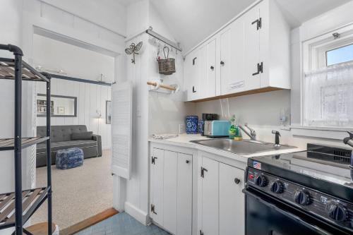 Seaside Cottages - Cottage 11A - The Book Nook Seaside Cottages - Cottage 11A - The Book Nook