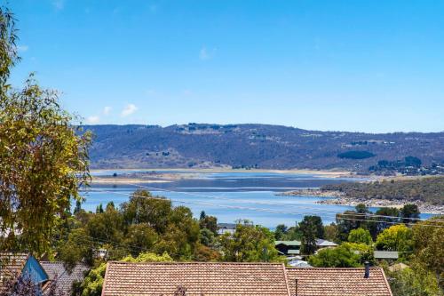 Snowbird 1 - Charming 2BR Townhouse l Lake Views l Air-Con l Off-Street Parking, Jindabyne (foto 6)