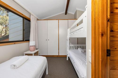 Snowbird 1 - Charming 2BR Townhouse l Lake Views l Air-Con l Off-Street Parking, Jindabyne (foto 9)