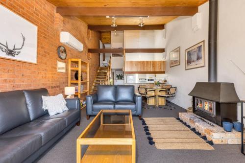 Snowbird 1 - Charming 2BR Townhouse l Lake Views l Air-Con l Off-Street Parking, Jindabyne (foto 5)