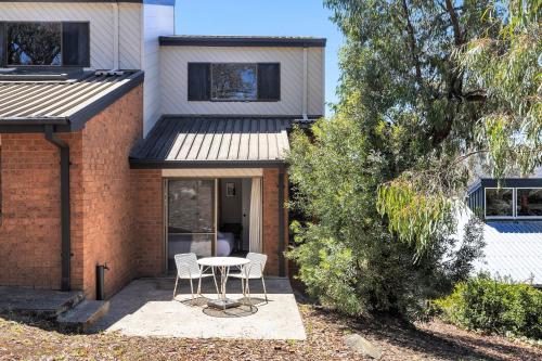 Snowbird 1 - Charming 2BR Townhouse l Lake Views l Air-Con l Off-Street Parking, Jindabyne (foto 10)
