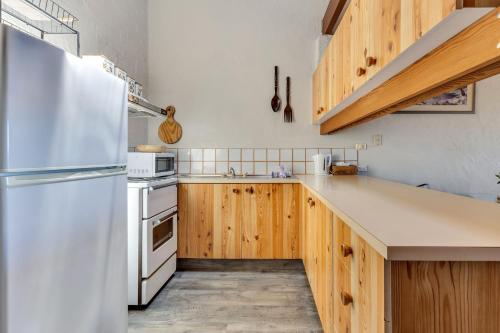 Snowbird 1 - Charming 2BR Townhouse l Lake Views l Air-Con l Off-Street Parking, Jindabyne (foto 7)
