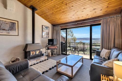 Snowbird 1 - Charming 2BR Townhouse l Lake Views l Air-Con l Off-Street Parking, Jindabyne