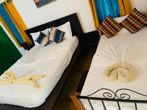1 queen bed, 1 twin bed