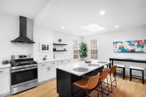 Top Rated all new convenience and style in Montclair in มอนต์แคลร์