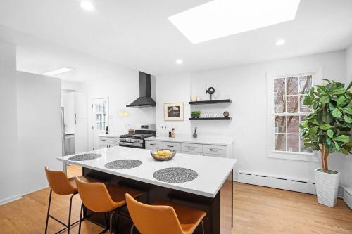 Top Rated all new convenience and style in Montclair in มอนต์แคลร์