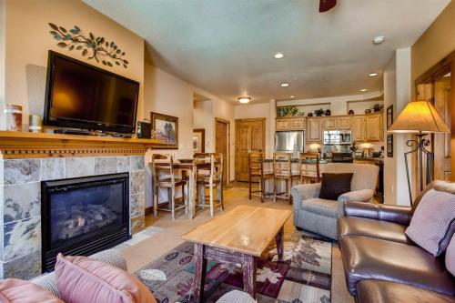 Breckenridge 2 Bedroom Condo at Main St. Station walk to Gondola - image 5