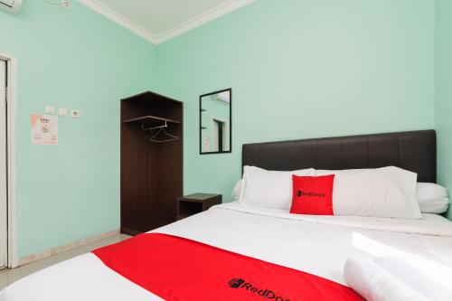 Double Room room in RedDoorz near Universitas Widyagama Malang 2