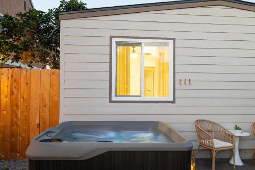 Cozy 2 BR home with hot tub and patio in San Diego, USA