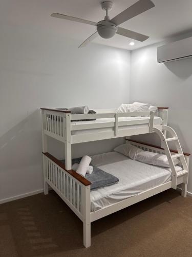 3 bedrooms, 4 beds