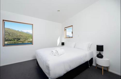 Stunning Lake View - Living the Dream - image 10