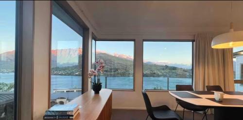 Stunning Lake View - Living the Dream - image 8
