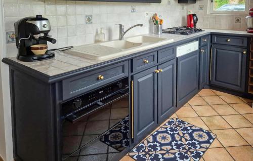 Kitchen, Lovely Home In Foulbec With Wifi in Saint-Maclou