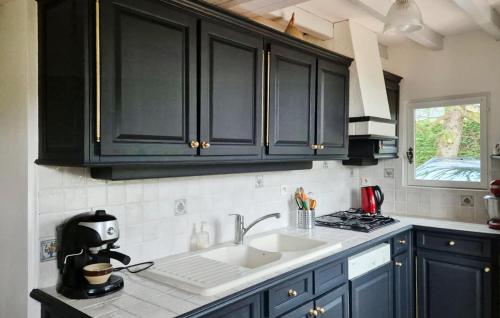 Kitchen, Lovely Home In Foulbec With Wifi in Saint-Maclou