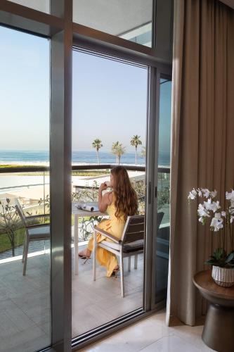 Bespoke Holiday Homes - Palm Jumeirah- 2 Bedroom Sea View with Pool & Beach Access, The 8, Dubai
