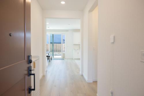 Modern Charming 4BR Home, Family Friendly, Office Space, Fast WiFi, Free Parking in Folsom (CA)