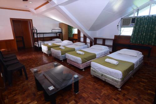 Tahanan Lakeview Hotel in Laguna