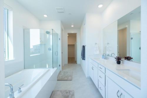 Modern Charming 4BR Home, Family Friendly, Office Space, Fast WiFi, Free Parking in Folsom (CA)