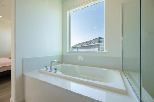 Modern Charming 4BR Home, Family Friendly, Office Space, Fast WiFi, Free Parking in Folsom (CA)