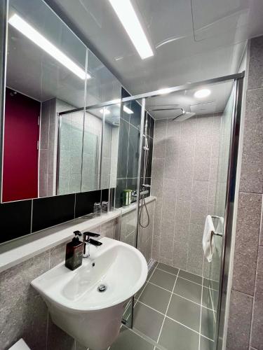 room detail thumbnail 2