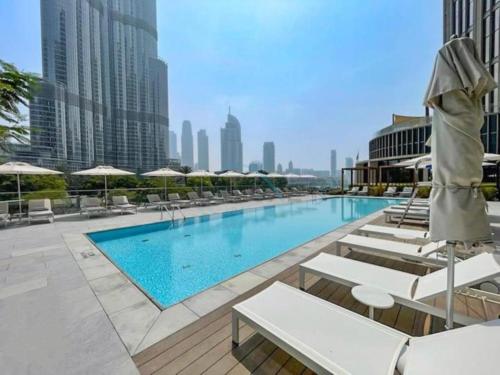 Overlooking Burj Khalifa and Fountain Views from Living to Bedrooms, The Address Residences Dubai Opera Tower 2, Downtown Dubai by Deluxe Holiday Homes, Dubaï (photo 6)