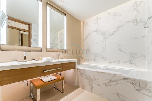 Overlooking Burj Khalifa and Fountain Views from Living to Bedrooms, The Address Residences Dubai Opera Tower 2, Downtown Dubai by Deluxe Holiday Homes, Dubaï (photo 9)