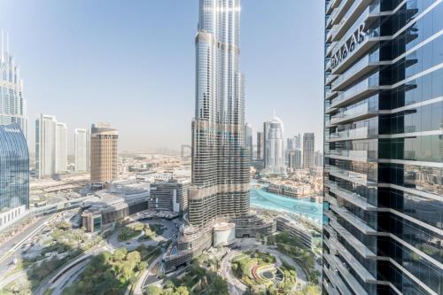 Overlooking Burj Khalifa and Fountain Views from Living to Bedrooms, The Address Residences Dubai Opera Tower 2, Downtown Dubai by Deluxe Holiday Homes, Dubaï (photo 10)