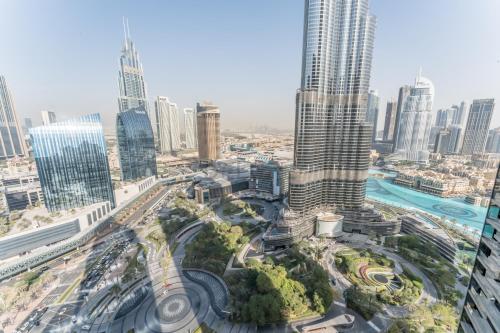 Overlooking Burj Khalifa and Fountain Views from Living to Bedrooms, The Address Residences Dubai Opera Tower 2, Downtown Dubai by Deluxe Holiday Homes, Dubaï (photo 5)