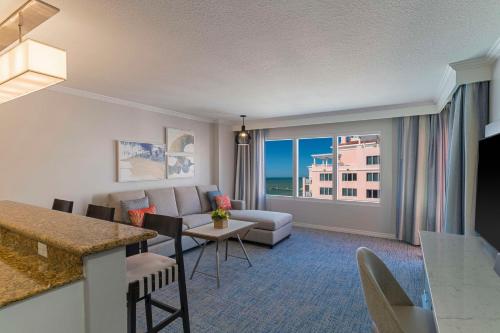 One-Bedroom Queen Suite with Kitchen and Pool view